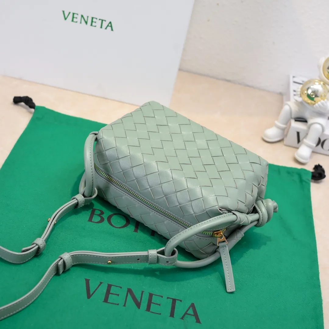 Batch 1360 BOTTEGA VENETA 2024 new loop is here! ! Many girls who like BV have owned the Loop bag. It has a simple appearance, classic weaving, and a compact and lightweight bag shape. This innovation continues the "camera bag" shape. Unlike the traditional Loop bag, which can only be worn as a crossbody bag, this innovation It can be carried by hand or cross-body, satisfying both the concave shape and daily needs. The oversized buckle can be folded and used as a handle. The sultry heat in summer ☀️ usually reduces people's desires. Having a lightweight bag will greatly enhance the happiness of traveling🫧 Style number: 6615 Size: 19*12*9cm